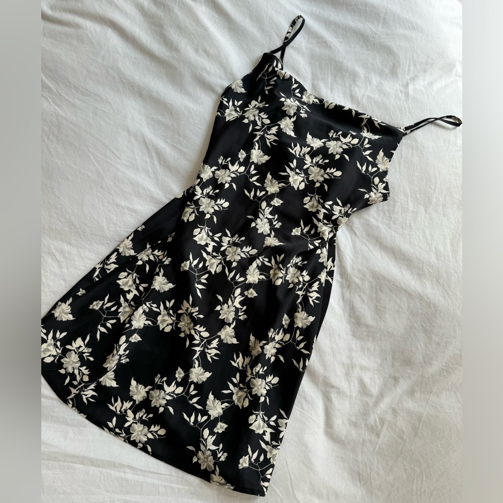 NWT 🏷️ Urban Outfitters Mallory Cowl Neck Floral Mini Dress